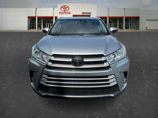 Silver 2019 Toyota Highlander XLE