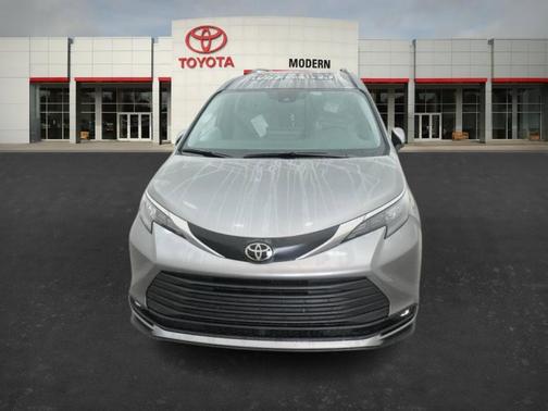 2026 Toyota Sienna XLE 8 Passenger