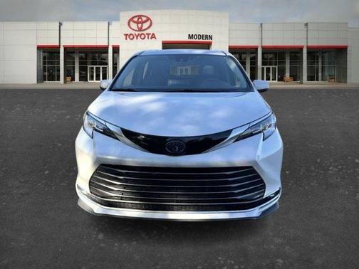 White 2022 Toyota Sienna Limited