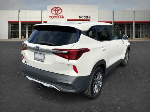 White 2021 Kia Seltos LX