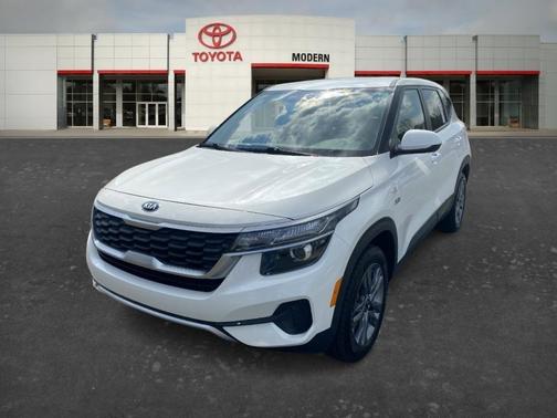 White 2021 Kia Seltos LX