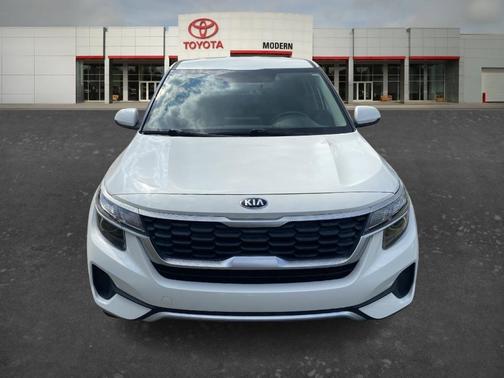 White 2021 Kia Seltos LX