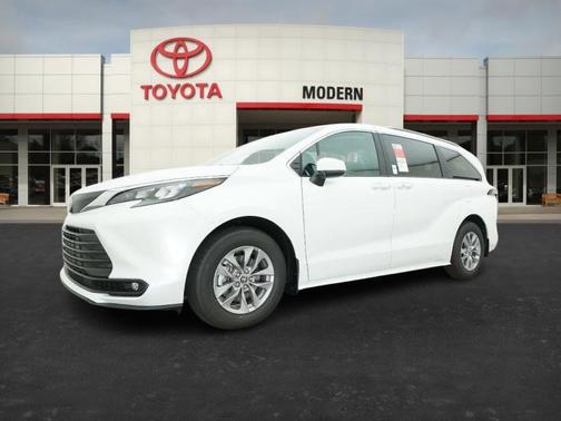 2025 Toyota Sienna XLE 8 Passenger