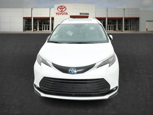 2025 Toyota Sienna XLE 8 Passenger