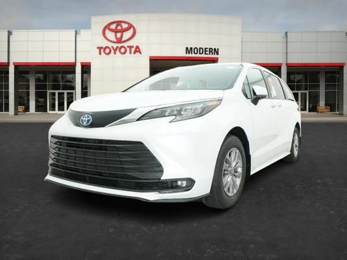 2025 Toyota Sienna XLE 8 Passenger