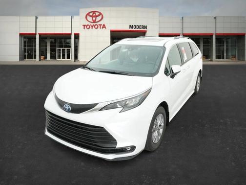 2025 Toyota Sienna XLE 8 Passenger