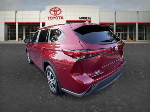 Red 2023 Toyota Highlander Hybrid XLE