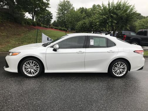 2020 Toyota Camry Hybrid XLE