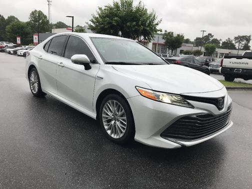 2020 Toyota Camry Hybrid XLE