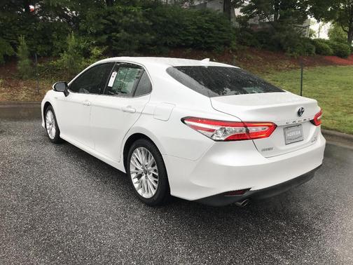 2020 Toyota Camry Hybrid XLE