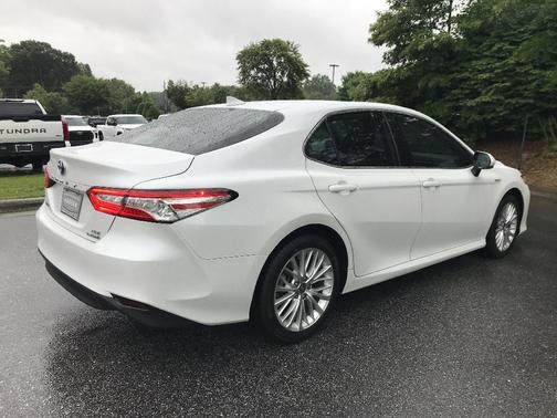 2020 Toyota Camry Hybrid XLE