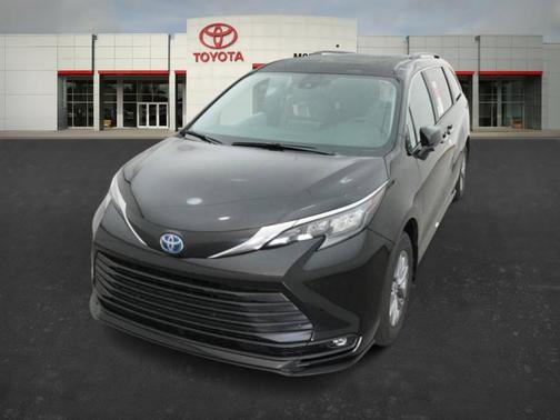 2025 Toyota Sienna XLE 8 Passenger
