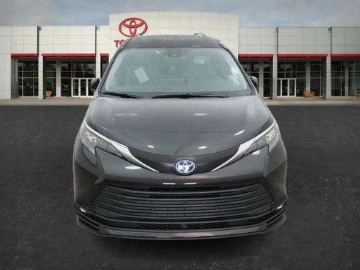 2025 Toyota Sienna XLE 8 Passenger