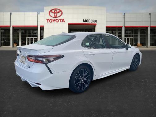 2022 Toyota Camry Hybrid SE