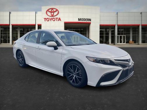2022 Toyota Camry Hybrid SE