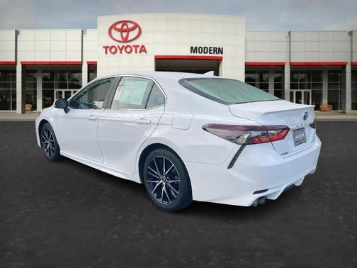 2022 Toyota Camry Hybrid SE