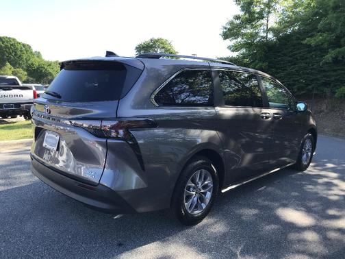 2024 Toyota Sienna XLE