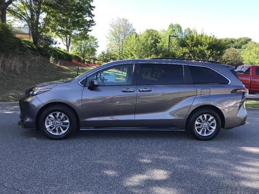 2024 Toyota Sienna XLE