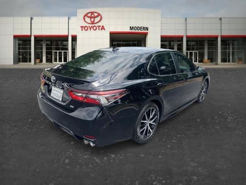 Black 2024 Toyota Camry SE