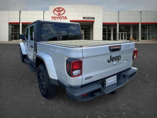 Silver 2023 Jeep Gladiator Sport