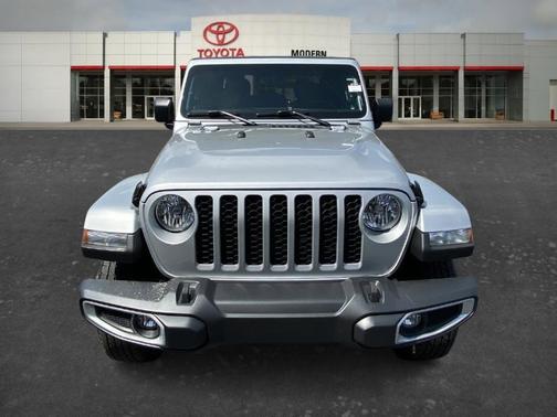 Silver 2023 Jeep Gladiator Sport