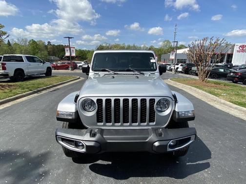 Silver 2023 Jeep Gladiator Sport