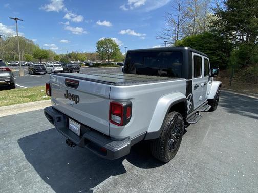 Silver 2023 Jeep Gladiator Sport