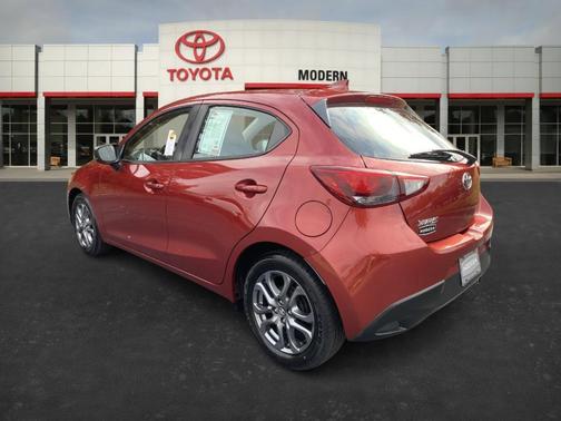 2020 Toyota Yaris Sedan LE