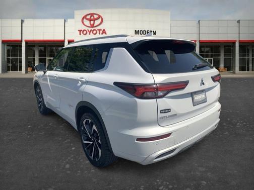 White 2023 Mitsubishi Outlander SEL