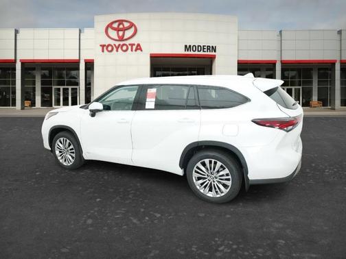 White 2026 Toyota Highlander Hybrid Platinum