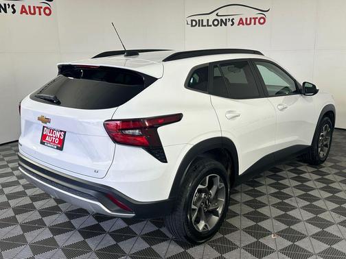 Summit White 2024 Chevrolet Trax LT