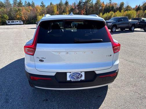 Crystal White 2021 Volvo XC40 T5 Momentum