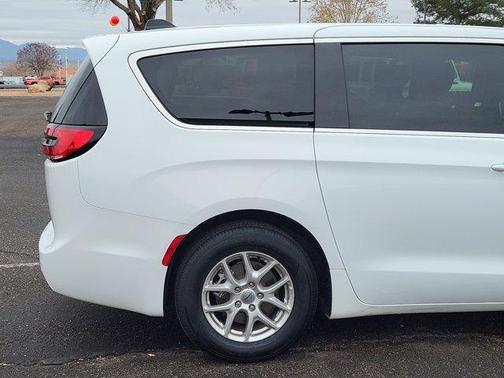 2024 Chrysler Pacifica Touring-L