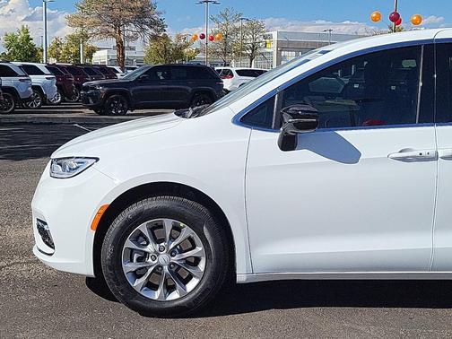 2026 Chrysler Pacifica Select