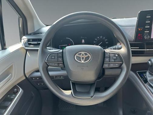 2022 Toyota Sienna LE