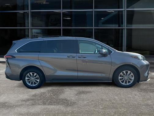 2022 Toyota Sienna LE