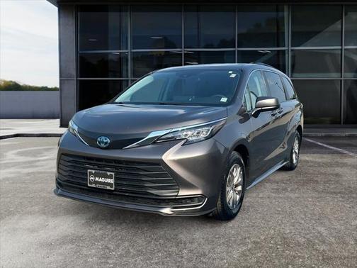 2022 Toyota Sienna LE