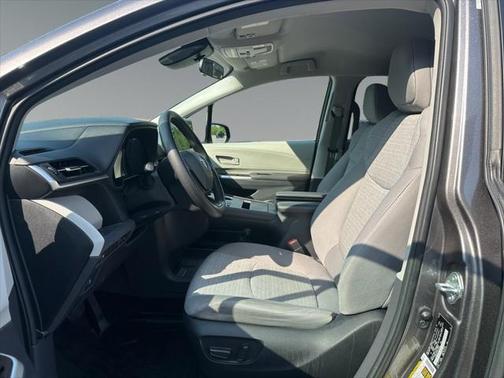 2022 Toyota Sienna LE