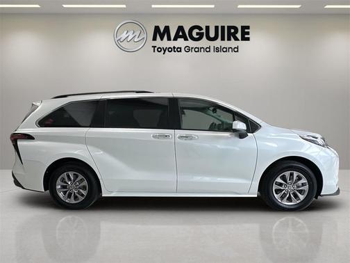 2022 Toyota Sienna XLE 7 Passenger