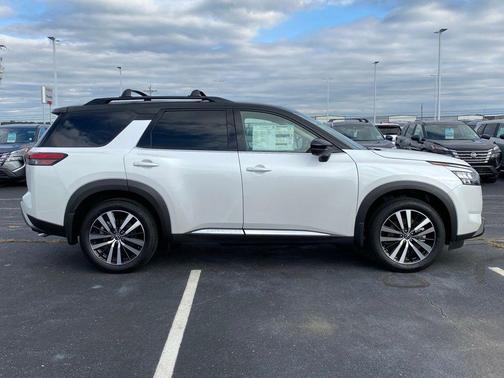 2025 Nissan Pathfinder Platinum
