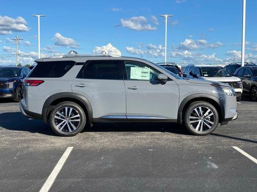 2025 Nissan Pathfinder Platinum