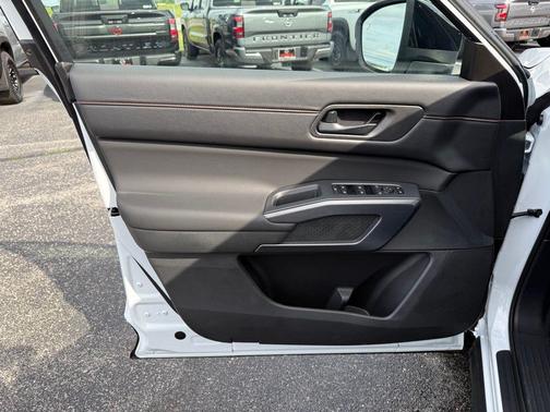 White / Black 2026 Nissan Pathfinder Rock Creek