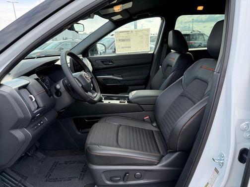 White / Black 2026 Nissan Pathfinder Rock Creek