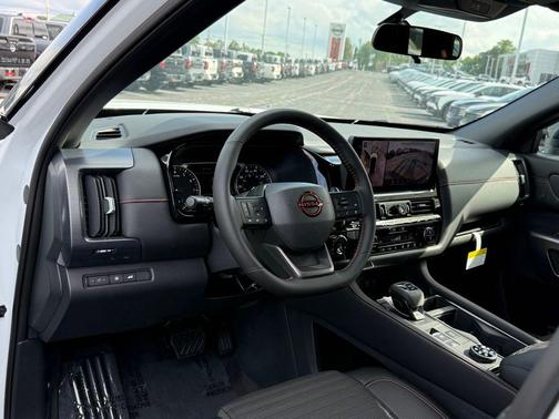 White / Black 2026 Nissan Pathfinder Rock Creek