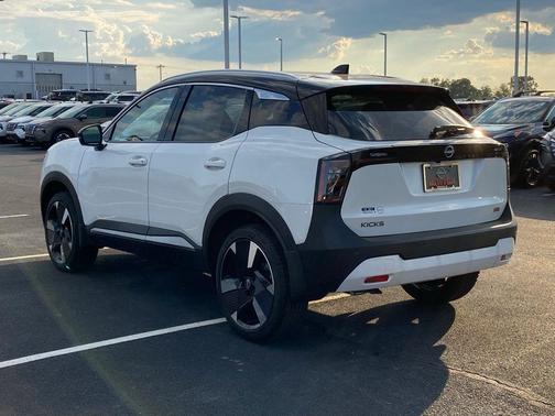 2025 Nissan Kicks SR