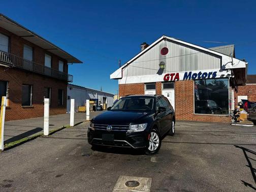 Deep Black Pearl Metallic 2018 Volkswagen Tiguan 2.0T S 4MOTION