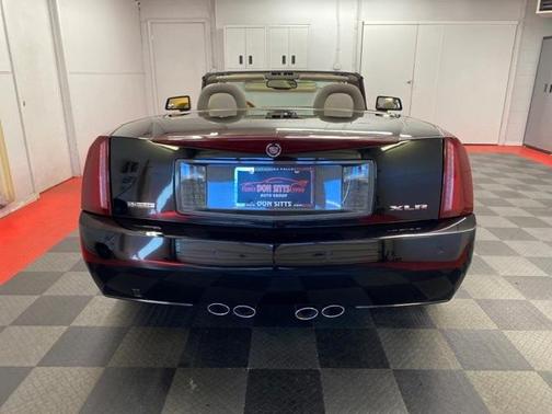 Photo 5 of 29 of 2004 Cadillac XLR Base