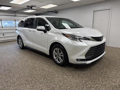 2023 Toyota Sienna Platinum 7 Passenger