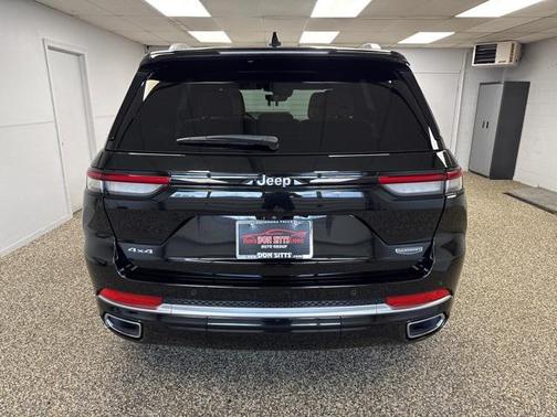 2022 Jeep Grand Cherokee Summit