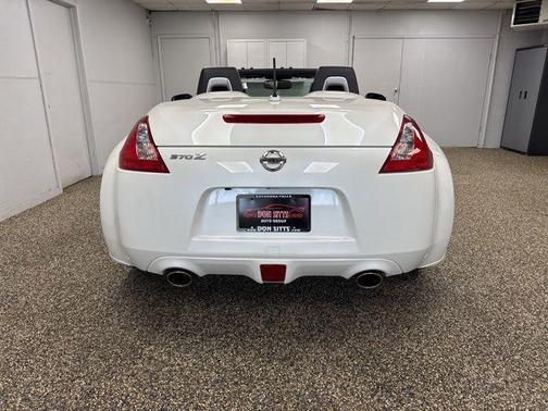 Pearl White 2016 Nissan 370Z Touring
